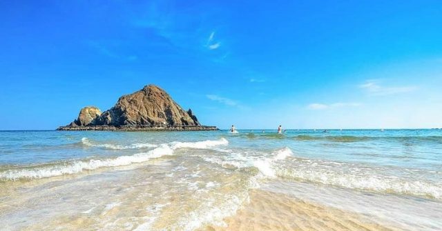 uae road trips from dubai to fujairah - snoopy island northern emirates